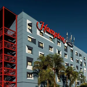 3* מלון Hampton By Hilton Airport